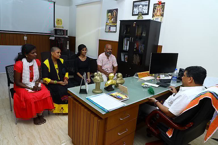 இலங்கை தமிழர் முகாமைச் சேர்ந்த மாணவியின் படிப்புக்கு உதவிய அமைச்சர் பிடிஆர்.. நேரில் நன்றி சொன்ன மாணவி ! 