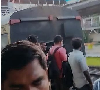 திடீரென தனியாக கழன்று சென்ற 8 ரயில் பெட்டிகள்.. இன்று காலை சைதாப்பேட்டை ரயில் நிலையத்தில் நடந்தது என்ன?