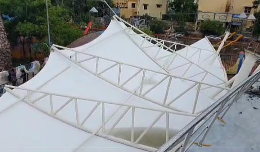 அதிமுக ஆட்சியின் ஸ்மார்ட் சிட்டி திட்டத்தின் மற்றுமொரு அவலம்.. சிறு மழைக்கே இடிந்து விழுந்த மைதான கேலரி !