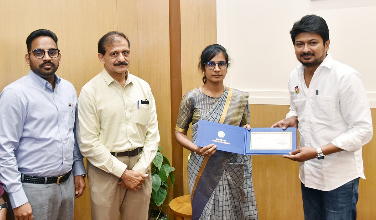 எவரெஸ்ட் உச்சியில் ஏறி வெற்றிக்கொடிய நாட்டிய முதல் தமிழ் பெண்.. ஊக்குவித்த தமிழ்நாடு அரசு !