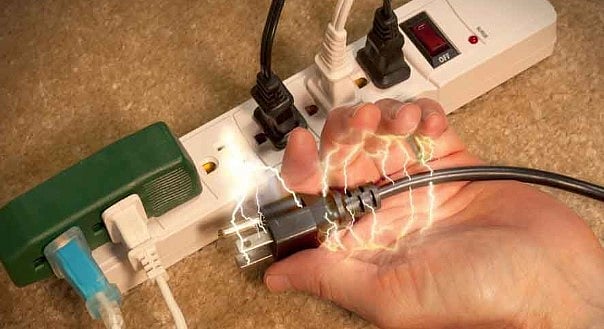 மக்களே உஷார்.. சார்ஜ் போட்டபடியே செல்போனில் பேசிய வாலிபருக்கு நடந்த துயரம்!