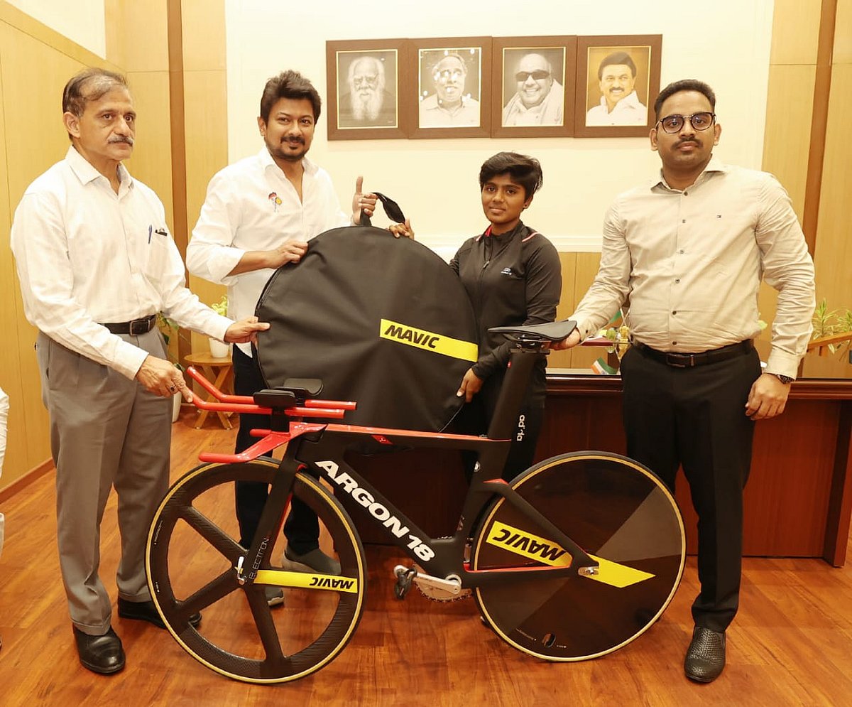 கோரிக்கை வைத்த மிதிவண்டி வீராங்கனை.. ரூ.13.99 லட்சத்தில் நவீன சைக்கிள் வழங்கிய அமைச்சர் உதயநிதி ஸ்டாலின்!