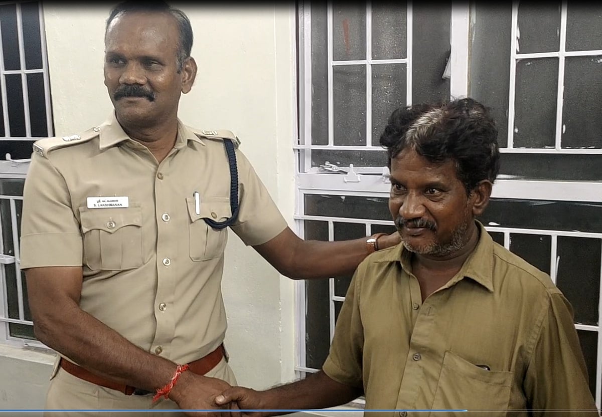 பேரம் பேசிக்கொண்டே தங்க நகைகளை தவறவிட்ட 63 வயது மூதாட்டி.. மீட்டுக்கொடுத்த போலிசாருக்கு குவியும் பாராட்டு