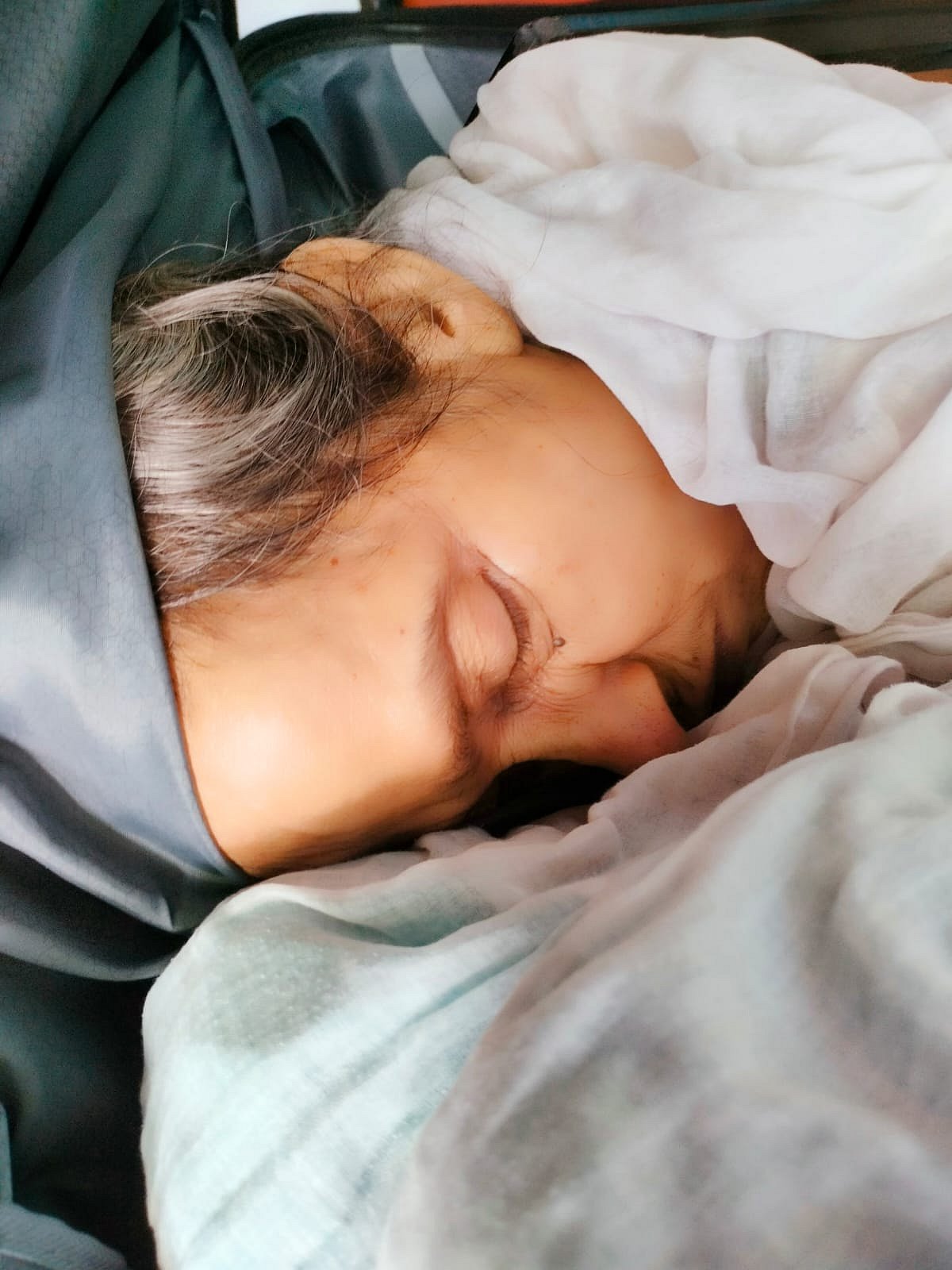 சூட்கேசில் தாயின் சடலம்.. காவல்நிலையத்துக்கு கொண்டுவந்தபெண்: விசாரணையில் அதிர்ந்த போலிஸார் -நடந்தது என்ன?