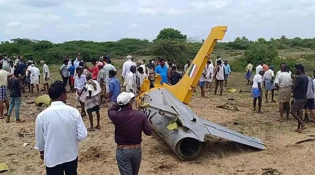 கீழே விழுந்து நொறுங்கிய இந்திய விமானப் படை விமானம்: Parachute உதவியுடன் உயிர் தப்பிய பெண் விமானி!