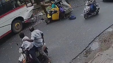 பள்ளி மாணவர்களை ஏற்றிச் சென்ற ஆட்டோ மீது மோதிய பேருந்து.. மனதை நடுங்க வைக்கும் திக் திக் CCTV காட்சி!