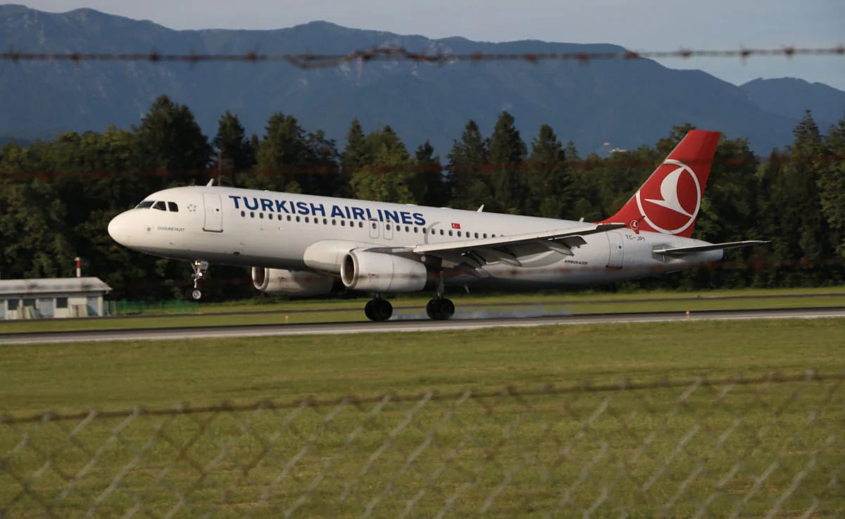 நடுவானில் பறக்கும் விமானத்தில் மயங்கிய சிறுமி.. தரையிறக்கப்பட்ட விமானம்.. இறுதியில் சோகம் !