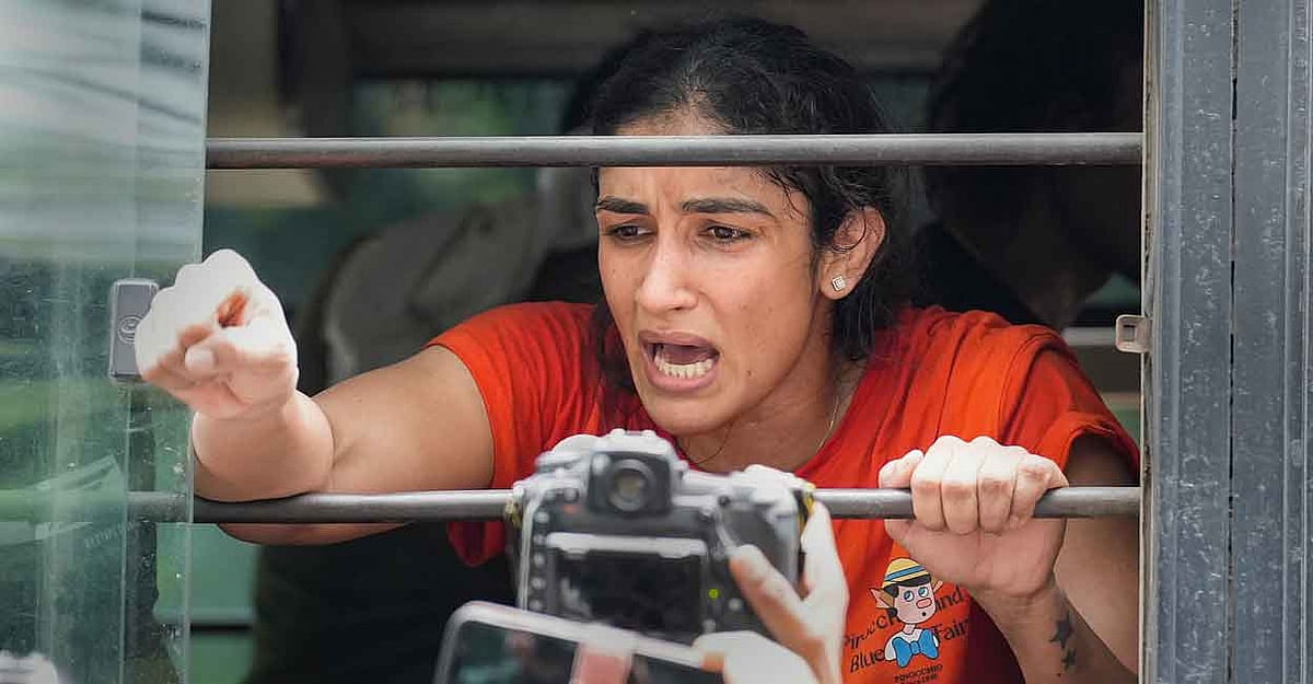 புகாரளித்த வீராங்கனையை பிரிஜ் பூஷன் வீட்டுக்கு அழைத்து சென்ற டெல்லி போலிஸ்.. நெட்டிசன்கள் கண்டனம்!