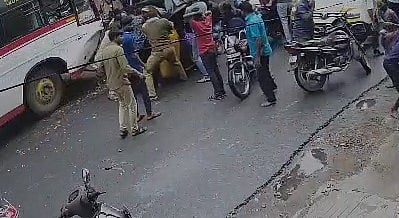 பள்ளி மாணவர்களை ஏற்றிச் சென்ற ஆட்டோ மீது மோதிய பேருந்து.. மனதை நடுங்க வைக்கும் திக் திக் CCTV காட்சி!