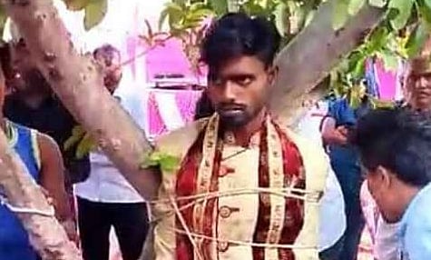 திடீரென வரதட்சணை அதிகம் கேட்டதால் ஆத்திரம்.. மணமகனை மணக்கோலத்தில் மரத்தில் கட்டிவைத்த பெண் வீட்டார் !