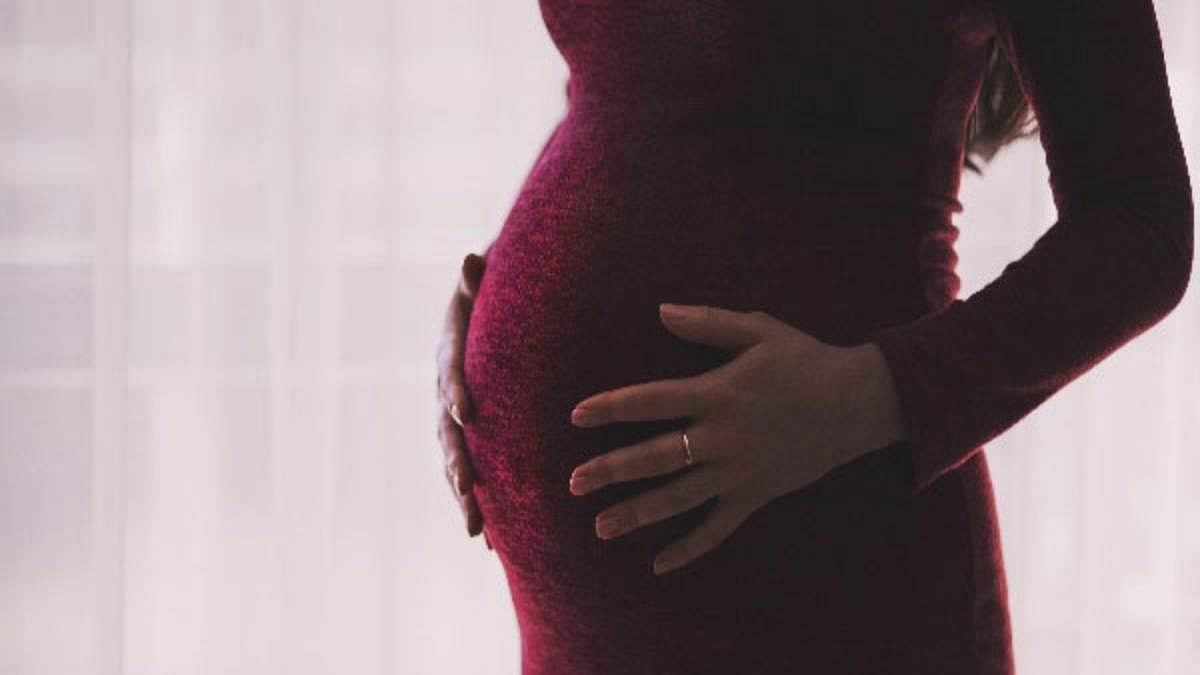 'மனுஸ்மிருதியை படிக்கவும்': 17 வயது சிறுமி கருக்கலைப்பு வழக்கில் குஜராத் நீதிமன்றம் அதிர்ச்சி கருத்து!