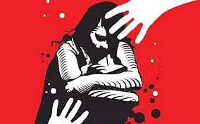 ஸ்பெஷல் வகுப்பு சென்ற மாணவி கடத்தல்.. கூட்டு பாலியல் வன்கொடுமை செய்யப்பட்ட கொடூரம்.. 2 போலிசார் கைது !