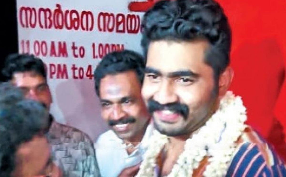 ஓடும் பேருந்தில் ஆபாச சேட்டை.. சிறையில் இருந்து வெளியே வந்தவரை மாலை அணிவித்து வரவேற்ற ஆண்கள் சங்கம் !