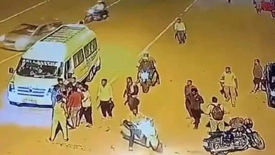 ’காசு எல்லாம் தர முடியாது’.. Toll Gate ஊழியர் அடித்துக் கொலை : வெளியான அதிர்ச்சி CCTV காட்சி!