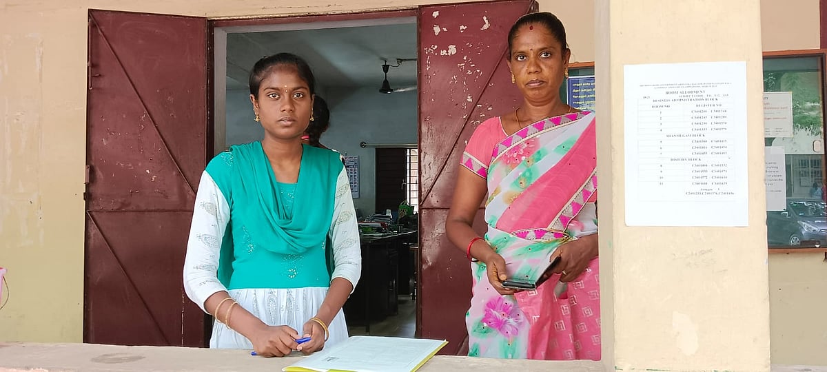 உடல்நிலை பாதிப்பு காரணமாக கல்லூரியில் விண்ணப்பிக்க தாமதம்.. கண்ணீருடன் நின்ற மாணவிக்கு உதவிய அமைச்சர் !