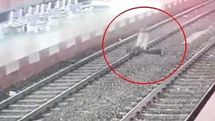 தண்டவாளத்தில் தலை வைத்துப் படுத்த நபர்.. கண் இமைக்கும் நேரத்தில் உயிரை காப்பாற்றிய பெண் காவலர்: திக்திக்!