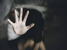 ஸ்பெஷல் வகுப்பு சென்ற மாணவி கடத்தல்.. கூட்டு பாலியல் வன்கொடுமை செய்யப்பட்ட கொடூரம்.. 2 போலிசார் கைது !