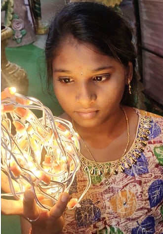 காதலுக்கு NO.. பெற்றோர் கண்முன்னே விபரீத முடிவெடுத்த கல்லூரி மாணவி: திக் திக் சம்பவம்!