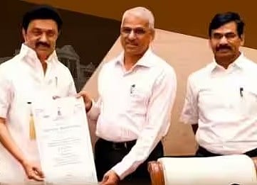 நாளையுடன் ஓய்வு பெரும் இறையன்பு.. தமிழ்நாட்டின் 49-வது தலைமை செயலாளர்.. யார் இந்த சிவதாஸ் மீனா IAS ?