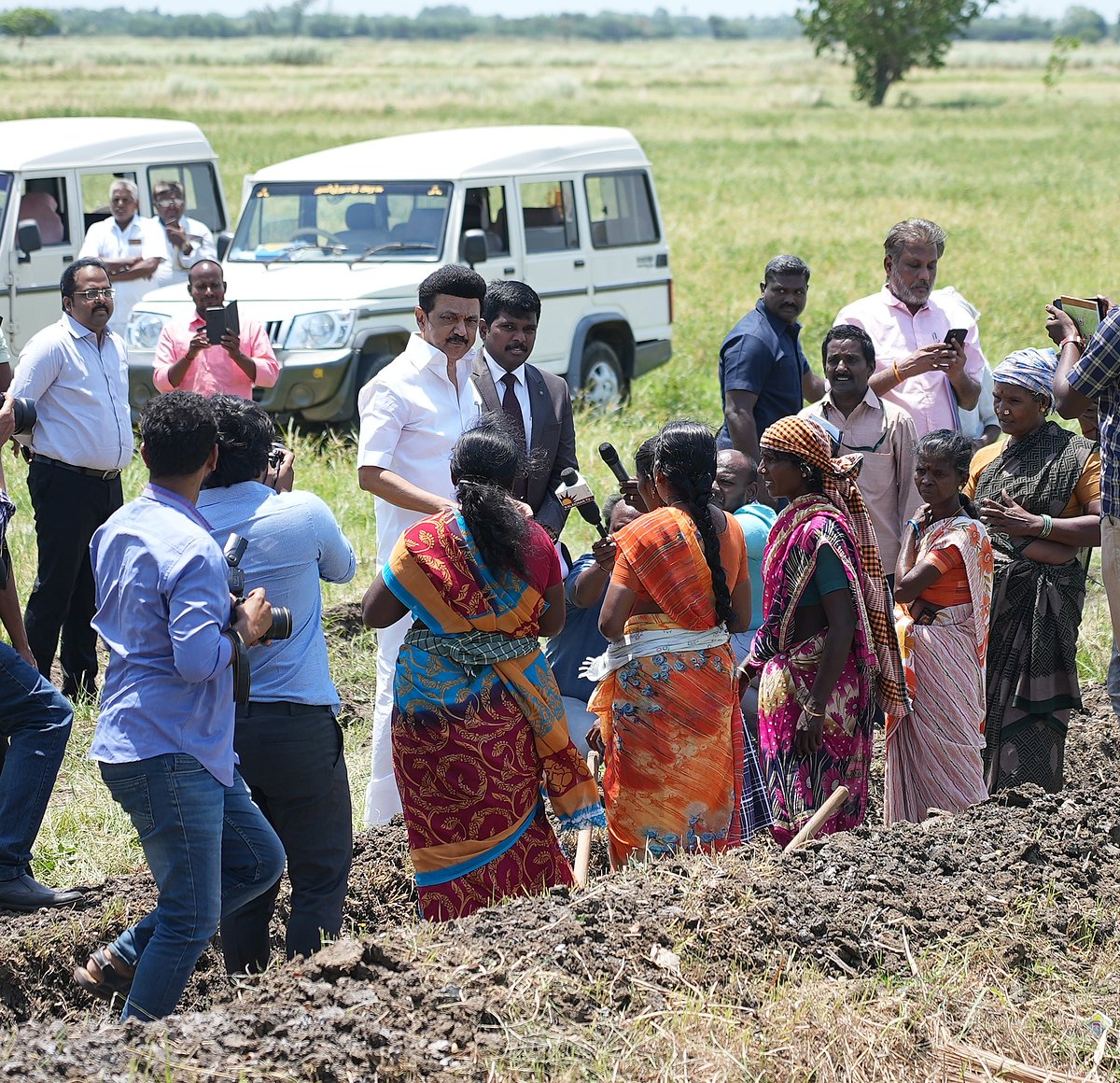 ”மண்ணையும் மக்களையும் காப்போம்”.. கால்வாய் தூர்வாரும் பணிகளை ஆய்வு செய்த பின் முதலமைச்சர் பேட்டி!