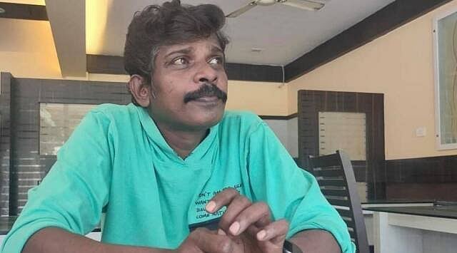 நேருக்கு நேர் மோதிய கார் - சரக்கு லாரி.. அதிகாலை நடந்த கோர விபத்தில் பிரபல நகைச்சுவை நடிகர் மரணம் !