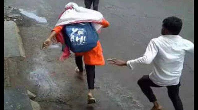 கல்லூரி மாணவியை நடுரோட்டில் துரத்தித் துரத்தி கத்தியால் தாக்கிய இளைஞர்.. புனேவில் நடந்த கொடூரம்!