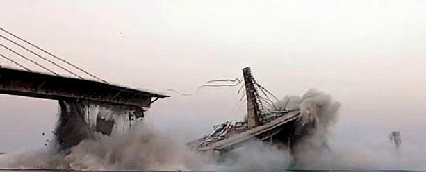 ரூ.1717 கோடியில் கட்டும்போதே காணாமல் போன பாலம்.. 2வது முறையாக இடிந்து விழுந்ததால் மக்கள் அதிர்ச்சி!