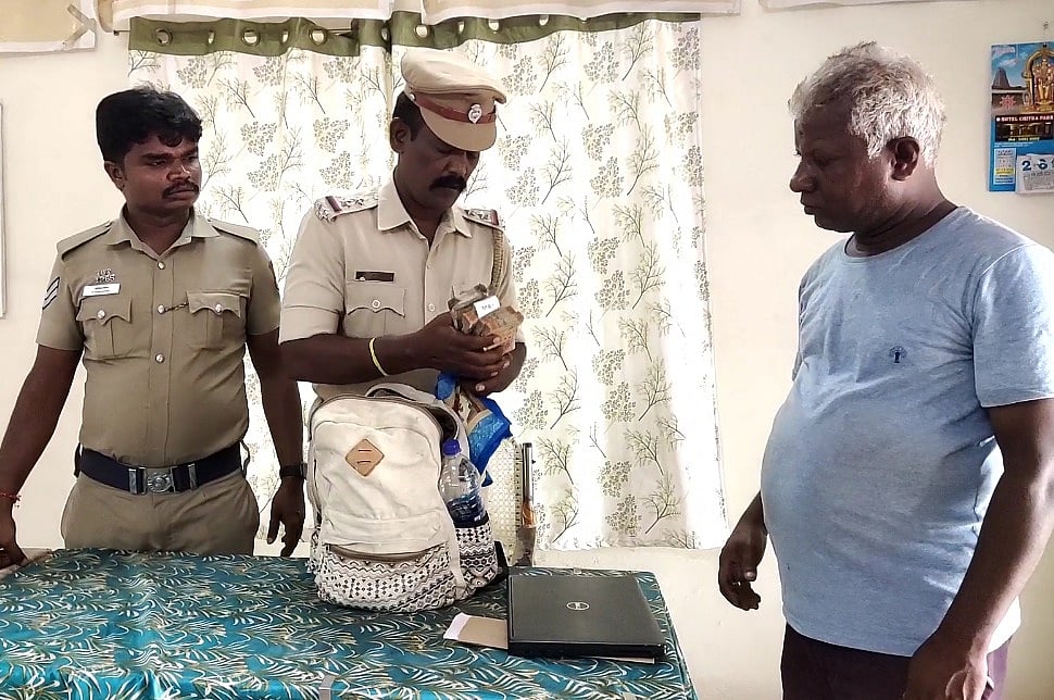 லேப்டாப் பையுடன் பணத்தை தொலைத்த நபர்.. 3 மணி நேரத்தில் மீட்டு கொடுத்த போலிஸ் - குவியும் பாராட்டு !
