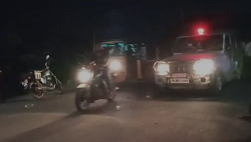 பைக் மீது மோதிய லாரி.. கணவன் கண் முன்னே 3 மாத கர்ப்பிணி மனைவிக்கு நடந்த துயரம்: சோகத்தில் குடும்பம்!