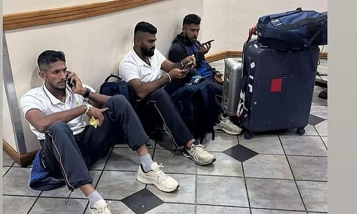 வெளிநாடு சென்று நடுரோட்டில் படுத்துக்கிடந்த இலங்கை கிரிக்கெட் வீரர்கள்.. வைரலான புகைப்படத்தால் அதிர்ச்சி!