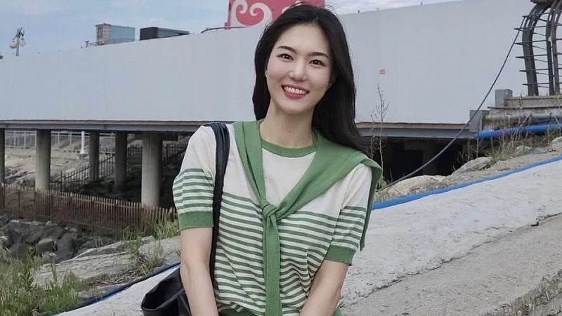 படிக்கட்டில் இருந்து தவறி விழுந்த இளம் நடிகை: சோகத்திலும் பெற்றோர் செய்த நெகிழ்ச்சி -கண்கலங்கிய ரசிகர்கள்