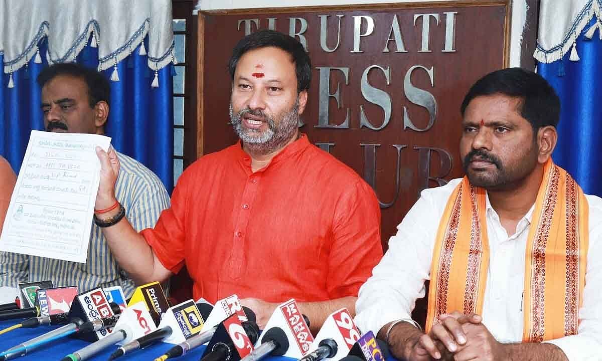 கோயிலில் வைத்து முத்தம்.. சர்ச்சையில் சிக்கிய ‘ஆதிபுருஷ்’ குழு.. கண்டனம் தெரிவிக்கும் பாஜக -பின்னணி என்ன?