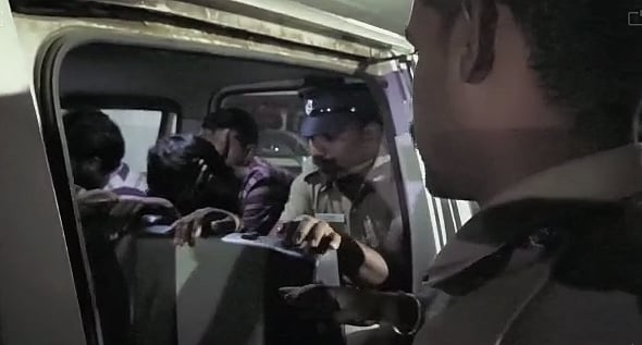 போலிஸ் என கூறி மருத்துவ மாணவர் கடத்தல்.. மிரட்டி பணம் பறித்த 3 இளைஞர்கள் போலிசில் சிக்கியது எப்படி ?