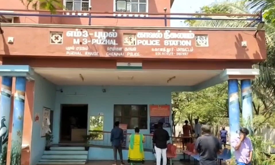 வீடு புகுந்து அராஜகம்.. தட்டி கேட்ட வாலிபரை கிரிக்கெட் மட்டையால் தாக்கிய அதிமுக நிர்வாகி கைது !