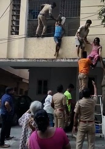 திடீரென பற்றி எரிந்த வீடு.. 4 பேரின் உயிரை பத்திரமாக மீட்ட போலிஸார்: அதிகாலையில் நடந்தது என்ன?