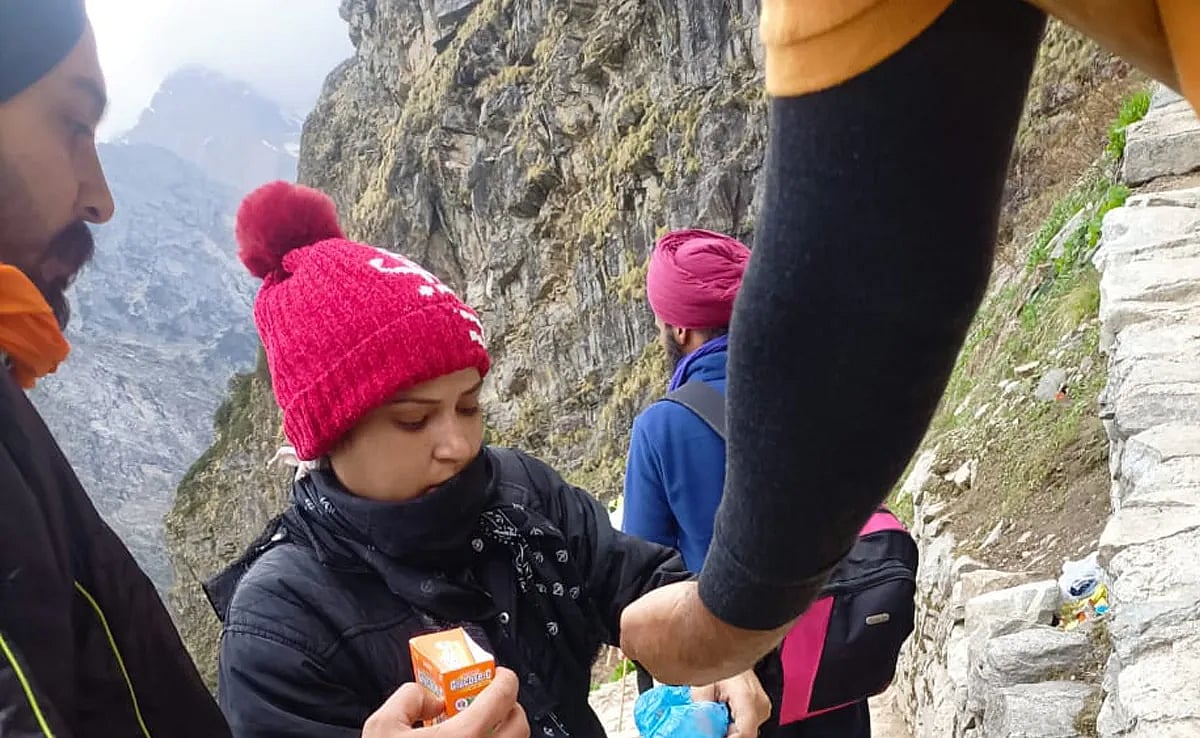 8 கோடி கொள்ளையடித்து தப்பியோடிய காதல் ஜோடி.. இலவச ஜூஸுக்கு ஆசைப்பட்டு போலிசில் கிக்கிய பின்னணி என்ன ?