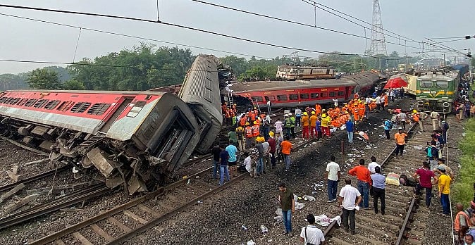 3 ரயில்கள்.. ஒரே இடத்தில் எப்படி விபத்து நடந்தது?  முதற்கட்ட விசாரணையில் வெளிவந்த 5 அதிர்ச்சி தகவல்கள்!