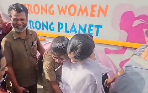 கோவை பெண் ஓட்டுநர் ஷர்மிளாவுடன் பேருந்தில் பயணித்த கனிமொழி எம்.பி.. Surprise விசிட்டுக்கான காரணம் என்ன ?