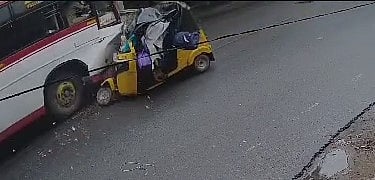 பள்ளி மாணவர்களை ஏற்றிச் சென்ற ஆட்டோ மீது மோதிய பேருந்து.. மனதை நடுங்க வைக்கும் திக் திக் CCTV காட்சி!