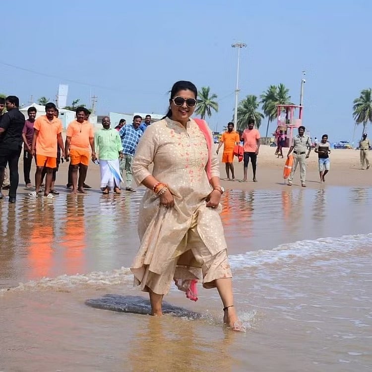 திடீரென மருத்துவமனையில் அனுமதிக்கப்பட்ட நடிகை ரோஜா.. அதிர்ச்சியில் ரசிகர்கள் !