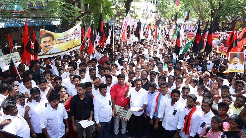 ’இது தமிழ்நாடு’.. ஆளுநர் மாளிகை முன்பு திரண்டு ஆர்.என்.ரவியை எச்சரித்த தி.மு.க மாணவர் அணி!