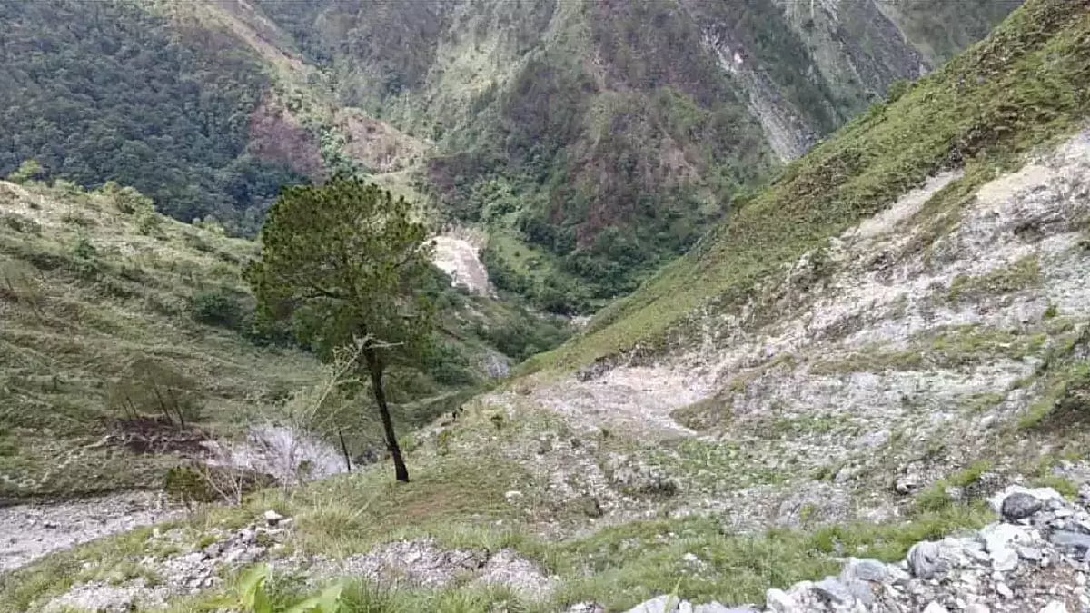 500 மீ பள்ளத்தில் விழுந்த கார்.. ஒரே குடும்பத்தை சேர்ந்த 10 பேர் பலி: கோயிலுக்கு சென்றபோது நேர்ந்த சோகம்!