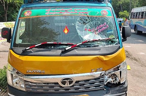 மகனுக்கு பெண் பார்க்க சென்ற பெற்றோர்.. குறுக்கே வந்த சரக்கு வாகனம்: அடுத்த நடந்த அதிர்ச்சி சம்பவம்!