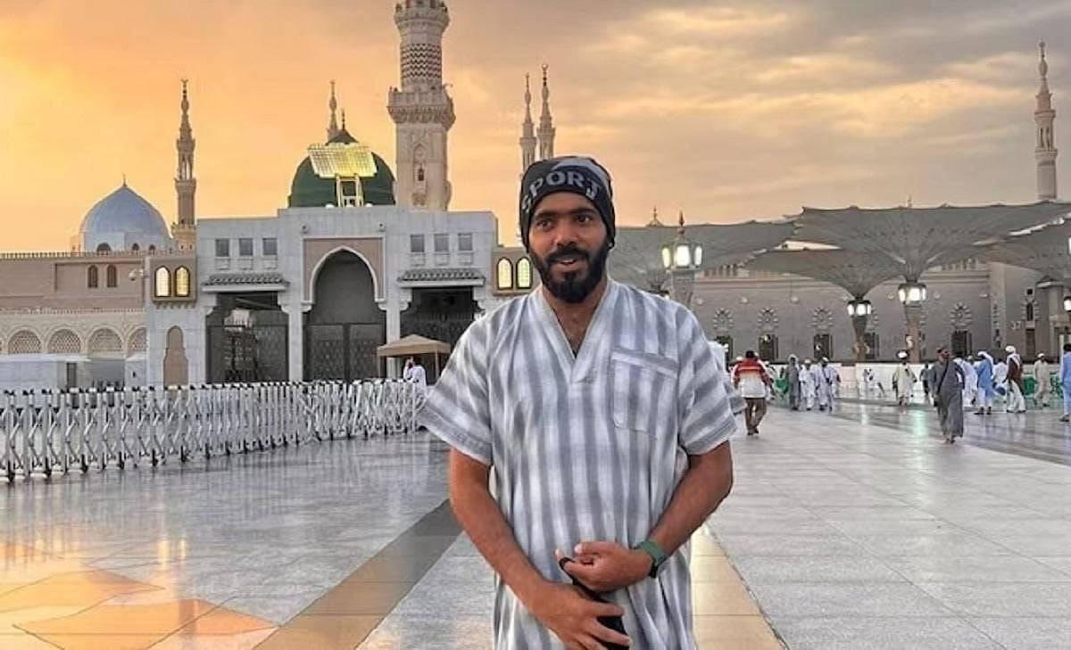 அம்மாடியோ.! கேரளா To மெக்கா.. 370 நாட்கள், 8,600 கி.மீ தூரம் நடந்தே சென்ற இளைஞர் - பூரிப்படையும் மக்கள் !