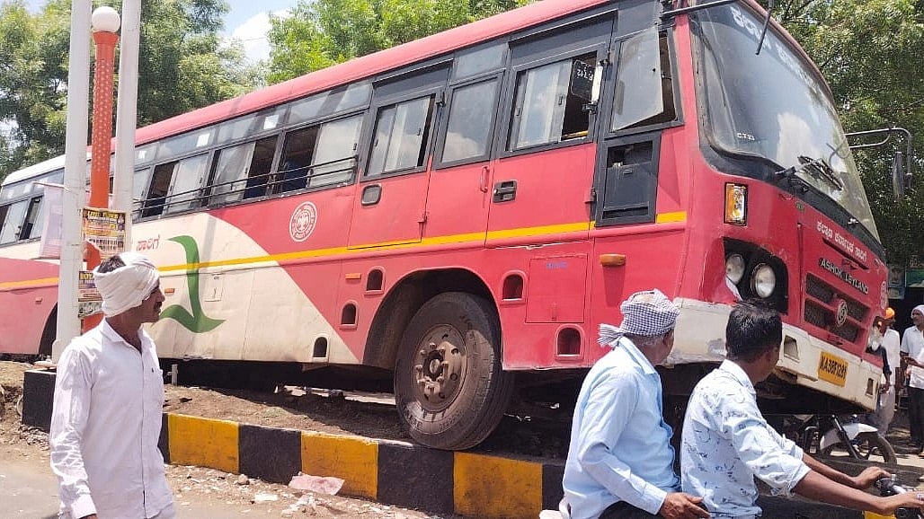’நான் வீட்டுக்கு போனும்’.. அரசு பேருந்தை ஜாலியாக ஒட்டிச்சென்ற நபர் : அடுத்துக் காத்திருந்த அதிர்ச்சி!