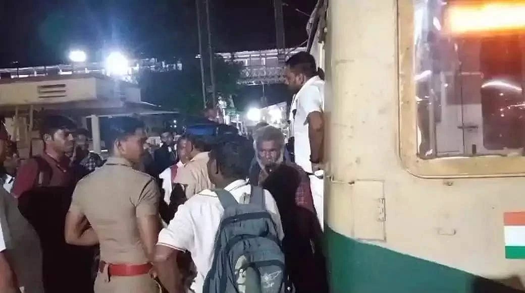 "ஞாபக மறதியில் சிக்னலைப் பார்க்க மறந்துட்டேன்" -ரயில் ஓட்டுனரின் பதிலால் அதிர்ந்த பயணிகள்.. நடந்தது என்ன?