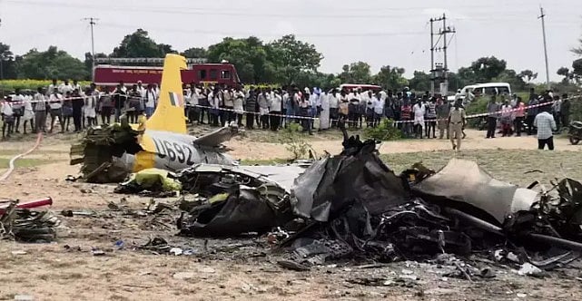 கீழே விழுந்து நொறுங்கிய இந்திய விமானப் படை விமானம்: Parachute உதவியுடன் உயிர் தப்பிய பெண் விமானி!