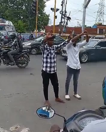 காலையில் கெத்து.. மாலையில் வெத்து: அரசு பேருந்தில் அட்ராசிட்டி.. மாணவர்களுக்கு நூதன தண்டனை வழங்கிய போலிஸ்