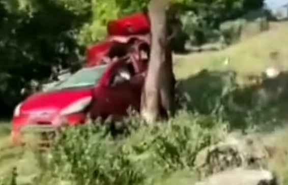 தடுப்புச் சுவர் மீது மோதி தலைகுப்புற கவிழ்ந்த கார்: ஒரே குடும்பத்தை சேர்ந்த 4 பேர் சம்பவ இடத்திலேயே பலி!