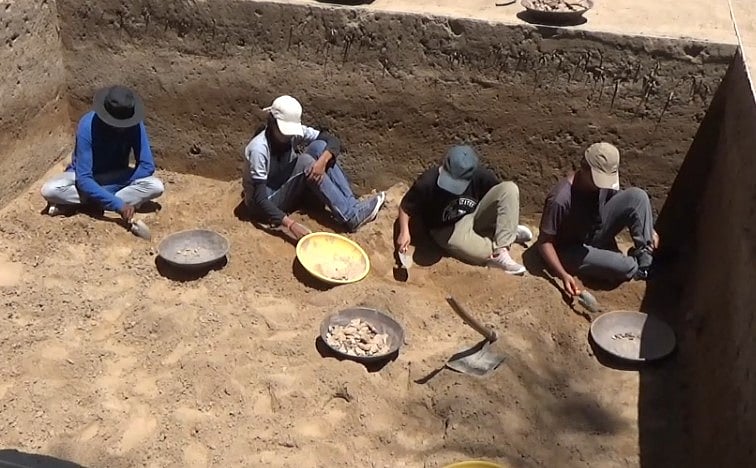 தோண்டத் தோண்ட ஆச்சரியம்.. கீழடியில் தங்க ஆபரணம் மற்றும்  காளை உருவ பொம்மை கண்டெடுப்பு!